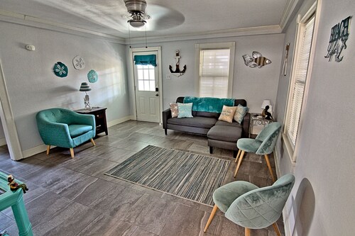 Cruise Port Nearby / Relax Before You Sail/ 2 bedroom sleeps 6