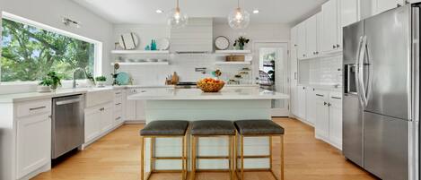 冷蔵庫、電子レンジ、オーブン、コンロ