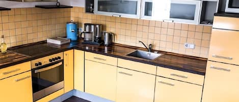 Réfrigérateur, four à micro-ondes, surface de cuisson, lave-vaisselle