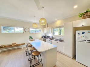 Fridge, microwave, dishwasher, toaster - Summer House - Cosy, comfortable, located close to town (Robe)