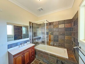 Shower - Summer House - Cosy, comfortable, located close to town (Robe)