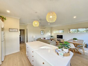 TV, books - Summer House - Cosy, comfortable, located close to town (Robe)