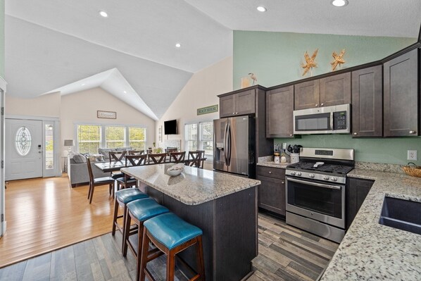 Kjøleskap, mikrobølgeovn, ovn og kokeplater