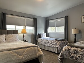 2 habitaciones, tabla de planchar con plancha y cuna de viaje