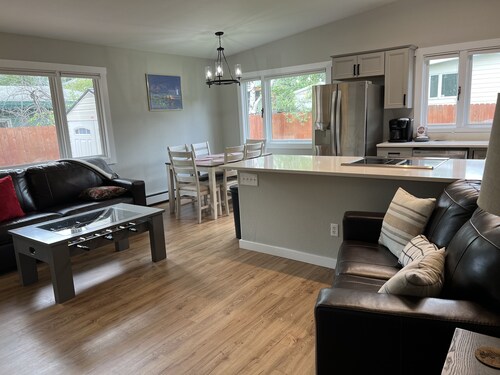 2BD/2BA Duplex – Sleeps 4–6, Direct Access to Coastal Trail & Westchester Lagoon