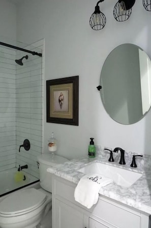 Combined shower/bathtub, hair dryer, towels, soap - Private paradise in Key Largo (Key Largo)