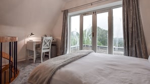 3 bedrooms, desk, iron/ironing board, travel cot - Suncroft - sleeps 8 guests  in 3 bedrooms (Banbury)