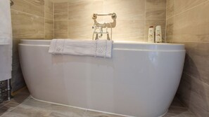 Combined shower/bathtub, hair dryer, towels