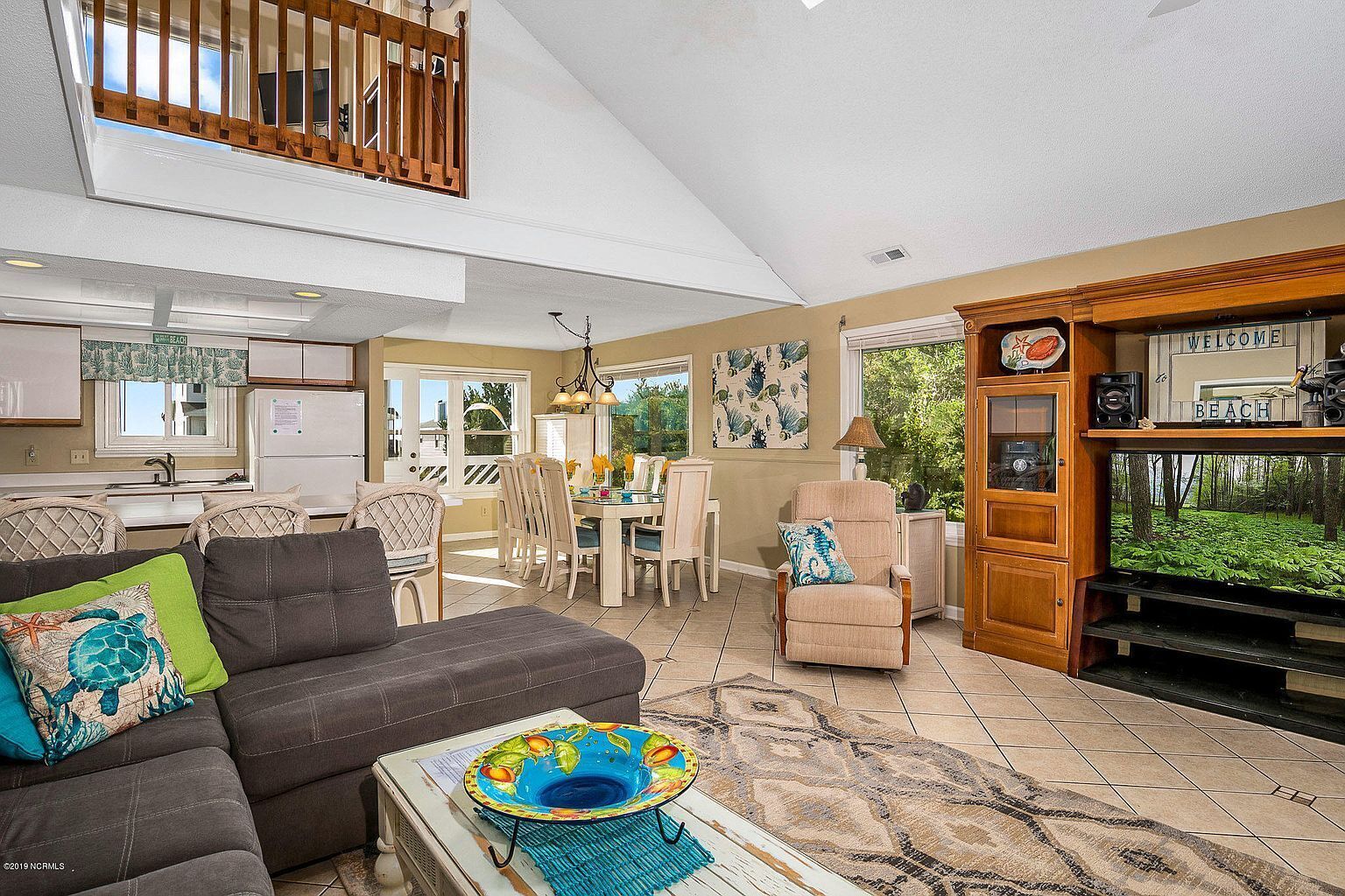 TV connectée, lecteur de DVD, livres, écrans d'ordinateur