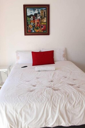 Iron/ironing board, free WiFi, bed sheets - Kubo Bed And Breakfast (Intsika Yethu)