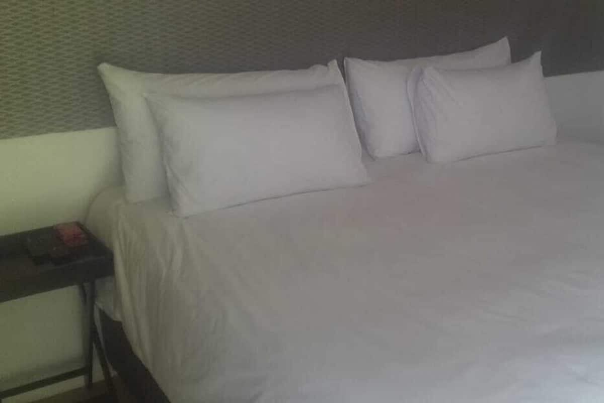 Comfort Room, 1 King Bed, Garden View | Iron/ironing board, WiFi (free), bed sheets