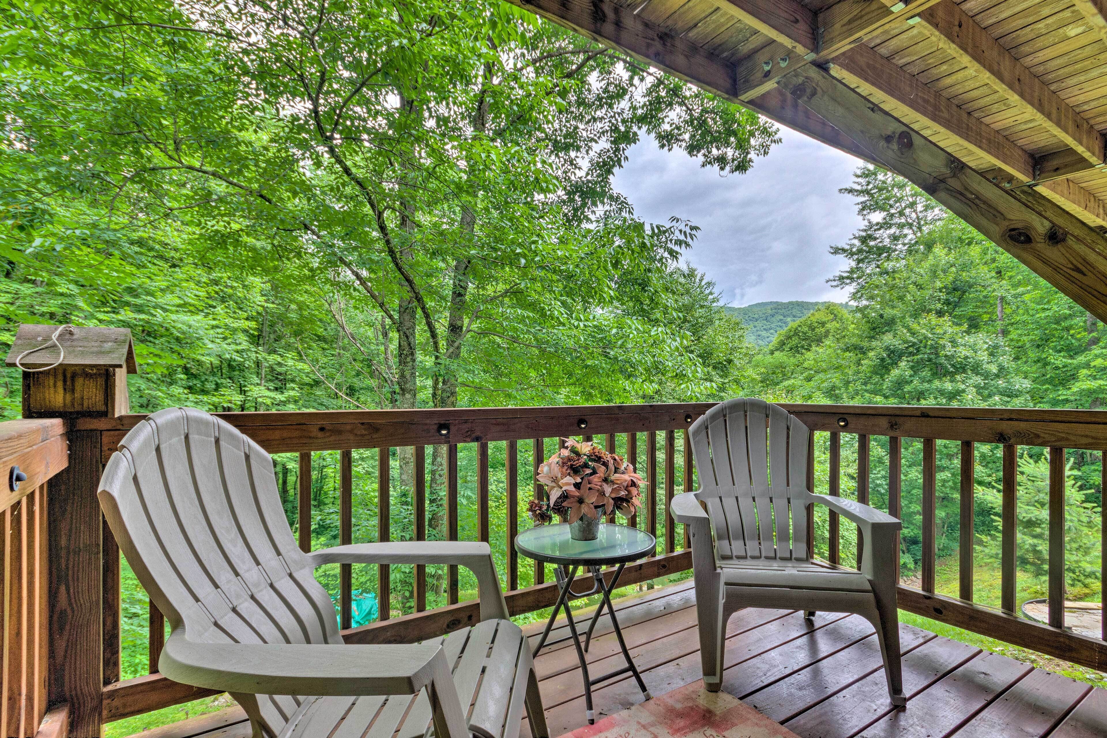 Mountain-View Maggie Valley Home w/ 2 Decks!