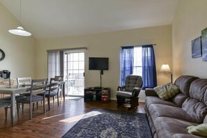 TV, DVD player, books, offices - WaterWay - Balcony view of Lake Taneycomo (Branson)