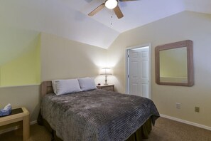 2 bedrooms, iron/ironing board, travel cot, WiFi - WaterWay - Balcony view of Lake Taneycomo (Branson)