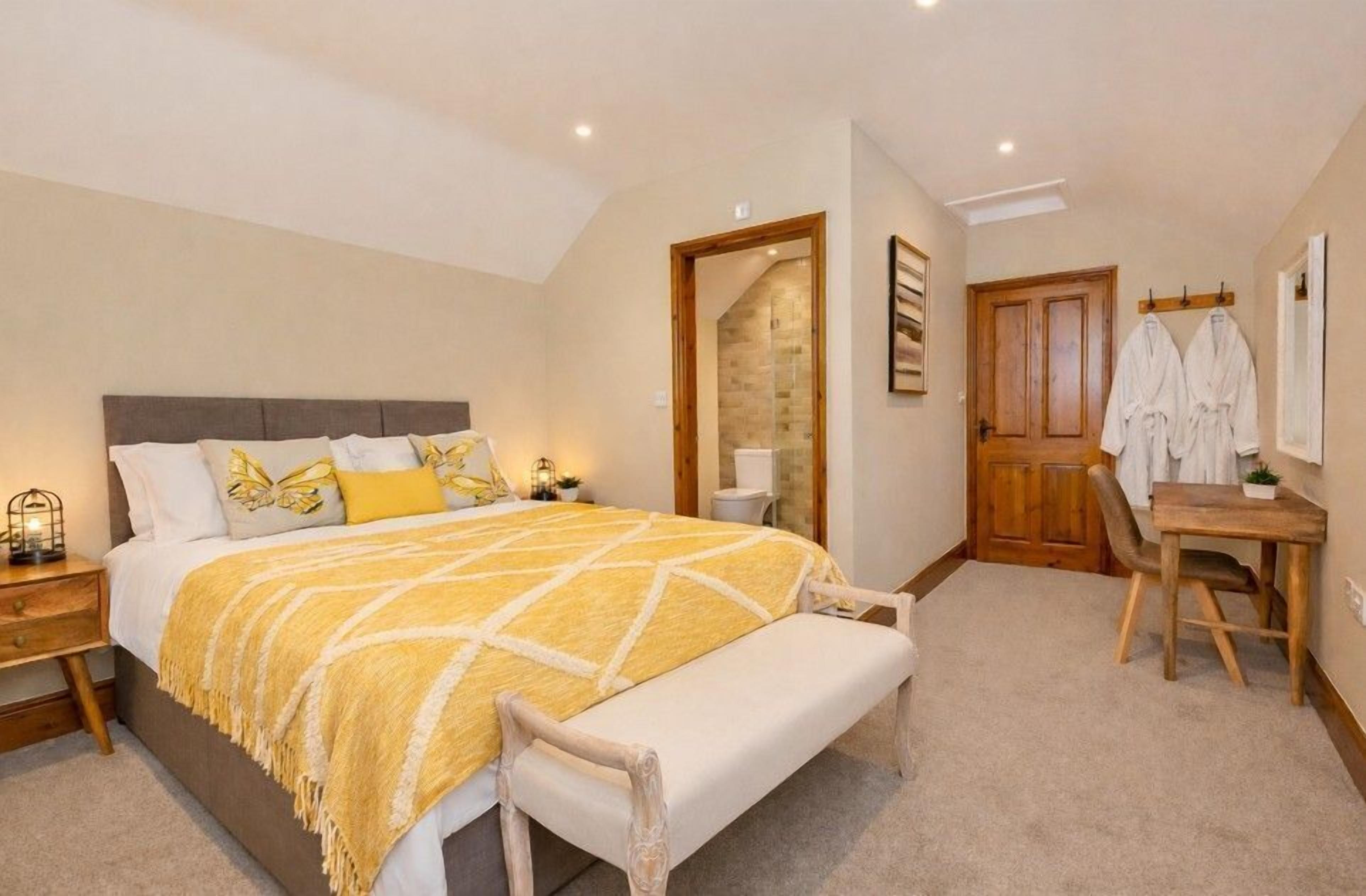 3 bedrooms, iron/ironing board, free WiFi, bed sheets