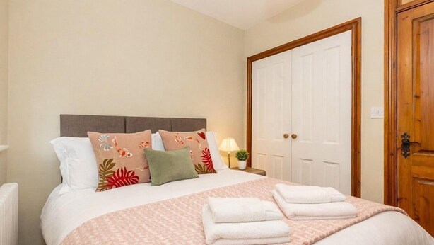3 slaapkamers, een strijkplank/strijkijzer, gratis wifi, beddengoed
