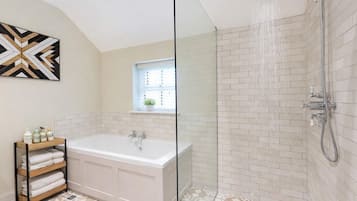 Bañera, secador de pelo, toallas