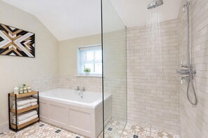 Badewanne, Haartrockner, Handtücher