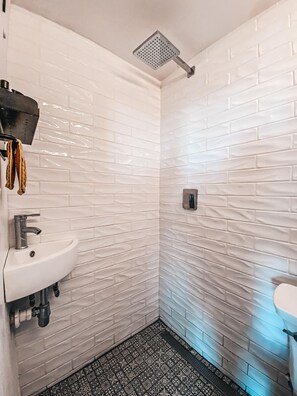 Badewanne, Haartrockner, Handtücher, Toilettenpapier