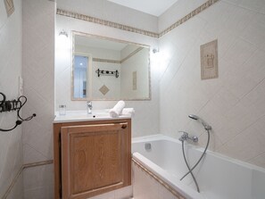 Bathroom - Les Pervenches by Interhome (Cannes)