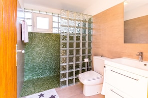 Kylpyamme, hiustenkuivaaja, pyyhkeet