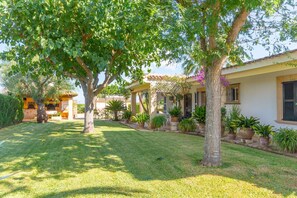 Property grounds - Charming Villa “Finca Santa Eulalia Petit” with Porch and Pool (Can Picafort)