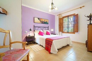 3 makuuhuonetta, silitysrauta/-lauta, ilmainen Wi-Fi, vuodevaatteet