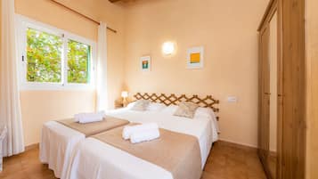 4 bedrooms, desk, iron/ironing board, free WiFi