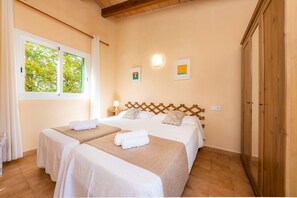 4 bedrooms, desk, iron/ironing board, free WiFi