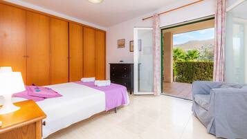 4 bedrooms, iron/ironing board, free WiFi, bed sheets