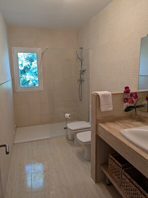 Bathtub, free toiletries, hair dryer, towels