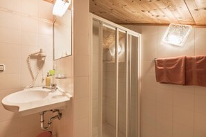Shower, free toiletries, hair dryer, towels - Apartment 'Ladinser Hof Reiterstube' with Mountain View, Shared Garden and Wi-Fi (Kastelruth)