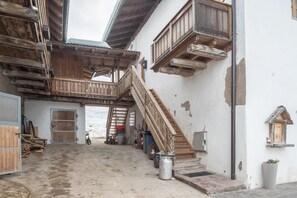 Exterior - Apartment 'Ladinser Hof Reiterstube' with Mountain View, Shared Garden and Wi-Fi (Kastelruth)