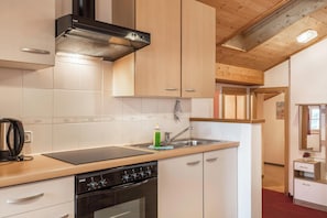 Fridge, oven, stovetop, coffee/tea maker