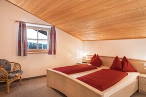 2 bedrooms, free WiFi, bed sheets - Apartment 'Ladinser Hof Reiterstube' with Mountain View, Shared Garden and Wi-Fi (Kastelruth)