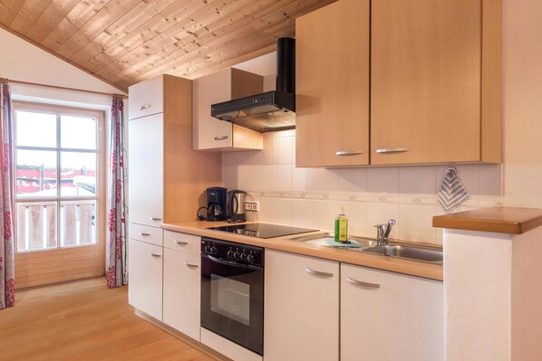 Fridge, oven, stovetop, coffee/tea maker