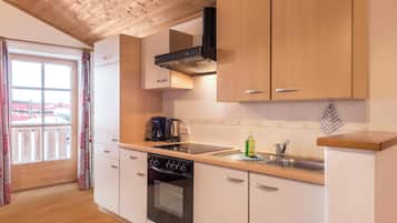 KĂŒhlschrank, Ofen, Herdplatte, Wasserkocher mit Kaffee-/Teezubehör