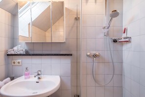 Ducha, secador de pelo y toallas