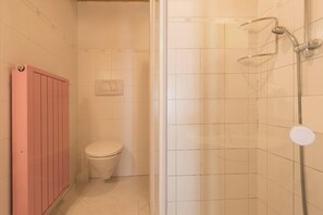 Dusche, kostenlose Toilettenartikel, Haartrockner, Handtücher