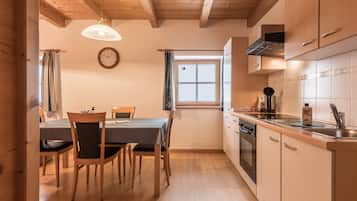 Fridge, oven, stovetop, coffee/tea maker