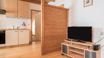 Fridge, oven, stovetop, coffee/tea maker