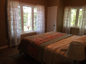 3 slaapkamers, een strijkplank/strijkijzer, gratis wifi, beddengoed