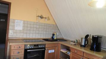 Kühlschrank, Ofen, Herdplatte, Wasserkocher mit Kaffee-/Teezubehör