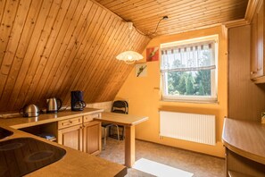 Fridge, oven, stovetop, coffee/tea maker