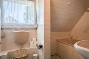 Shower, free toiletries - Apartment “Haus Bea” Directly at the Lake, with Mountain View (Lindau)