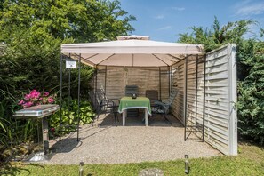 Outdoor dining - Apartment “Haus Bea” Directly at the Lake, with Mountain View (Lindau)