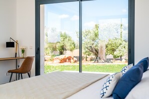 3 slaapkamers, een strijkplank/strijkijzer, gratis wifi, beddengoed