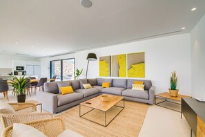 TV, DVD player, mesa de pingue-pongue, aparelho de som