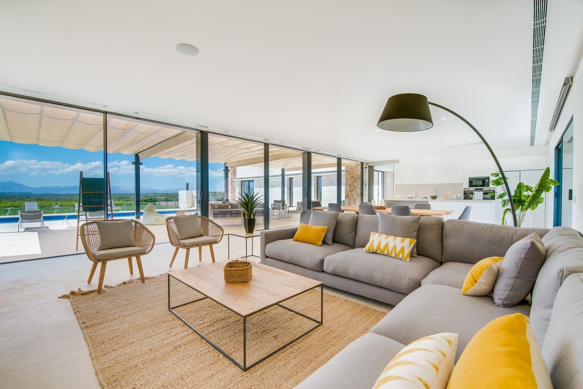 Een televisie, een dvd-speler, een tafeltennistafel en een stereo