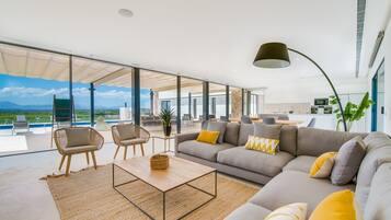 Een televisie, een dvd-speler, een tafeltennistafel en een stereo